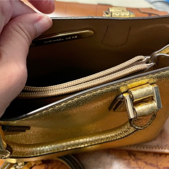 Gorgeous Michael Kors Crossbody! 
Would be Great worn this Holiday Season!! - Picture 4 of 6